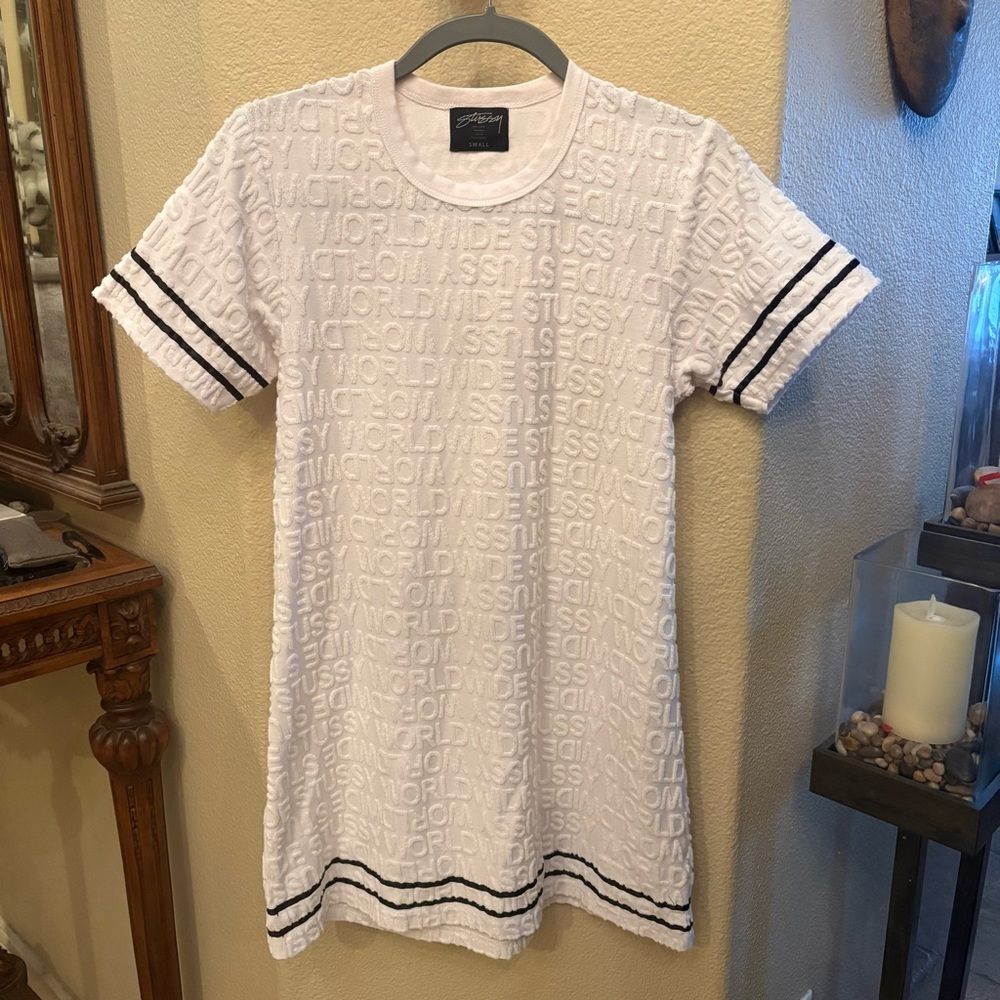 STUSSY WORLDWIDE White Embossed Logo Texture T-Shirt Dress Black Stripes-Small